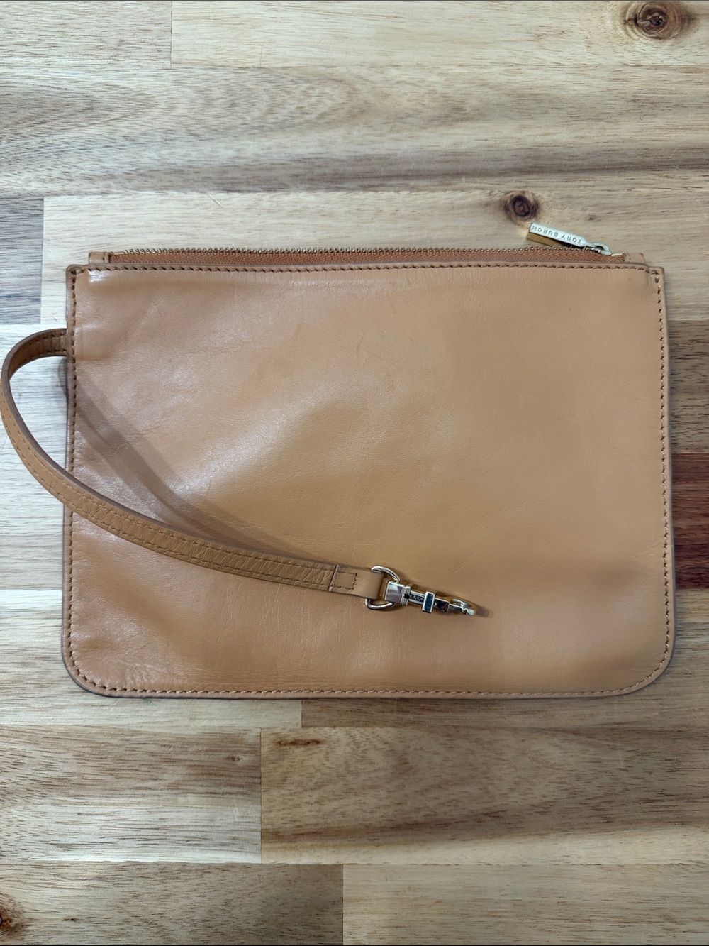 Tory Burch Large Tan Leather Clip in Pouch - Picture 5 of 11